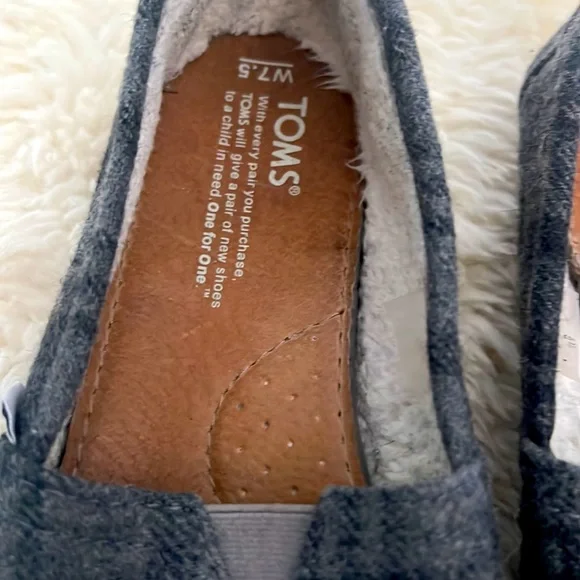 TOMS - Picture 3 of 5